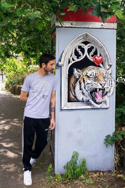 El artista junto a su obra