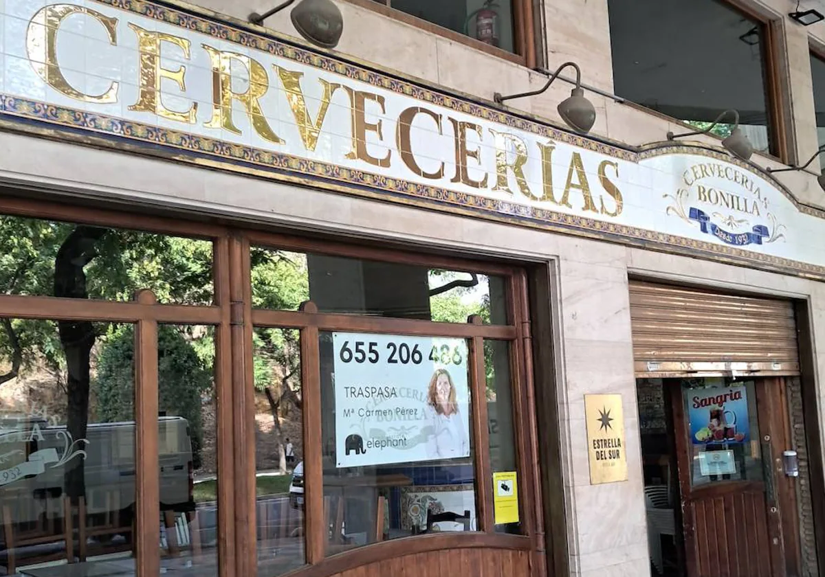 El restaurante Bonilla de la calle San Sebastián de Huelva capital con el cartel de que se traspasa
