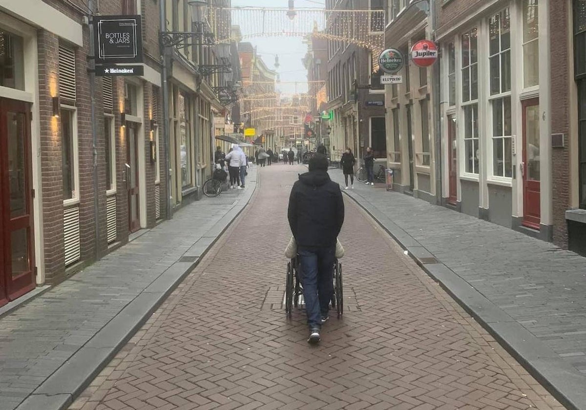 Alberto Fernández con su hijo por Ámsterdam