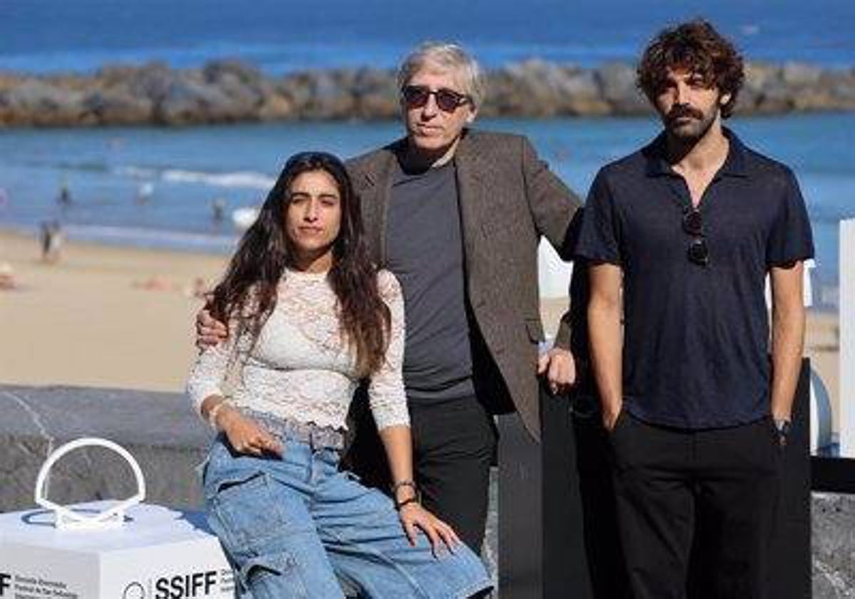 David Trueba con David Verdaguer y Carolina Yuste en San Sebastián