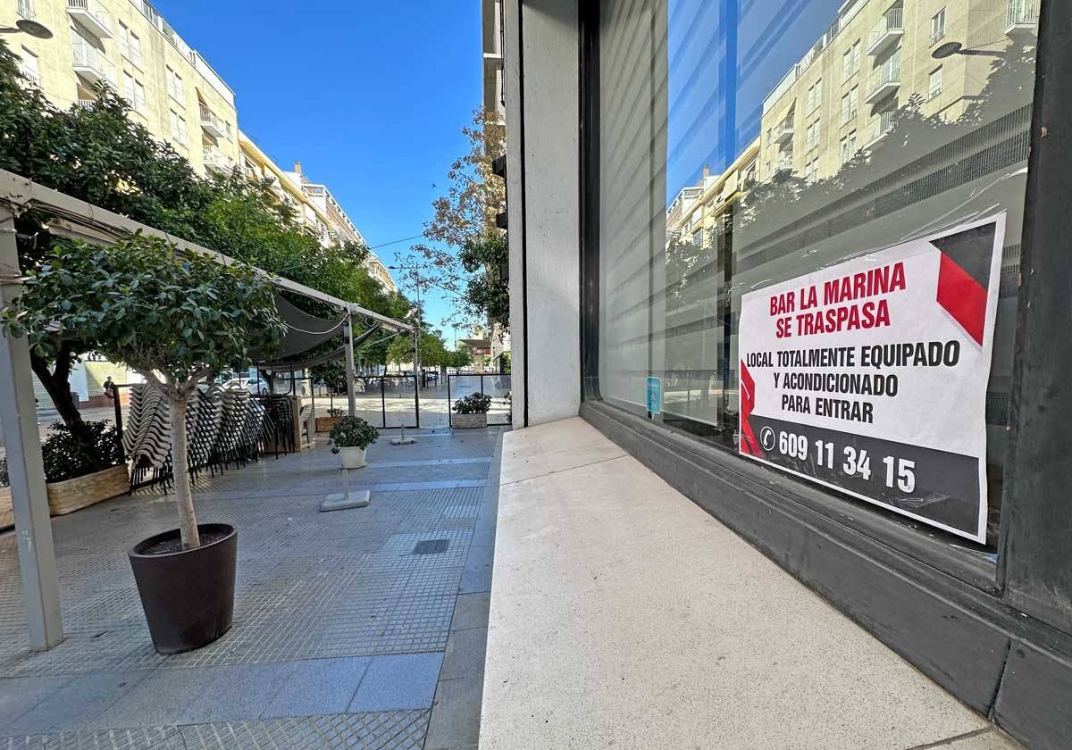 Cartel de 'Se traspasa' en el bar La Marina