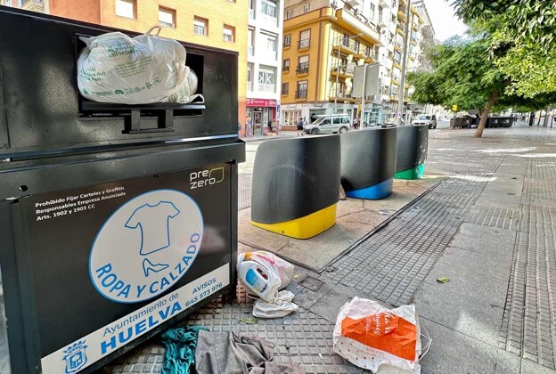 Un contenedor de ropa lleno, esta mañana, en la avenida de Italia