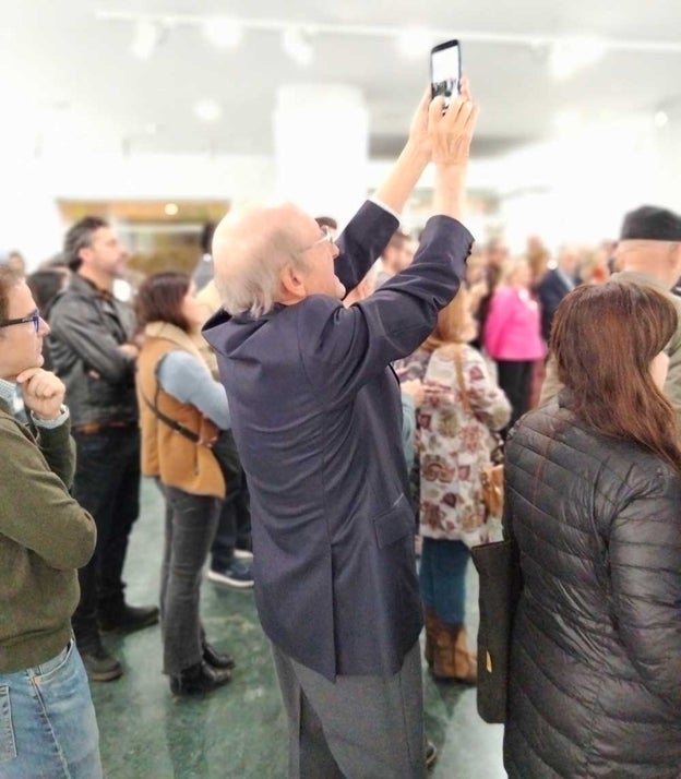 El exalcalde de Huelva hace una foto en la exposición de su hijo