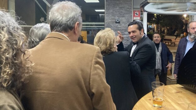 Alfonso Sánchez conversa con varios onubenses en El Bar de Diego.