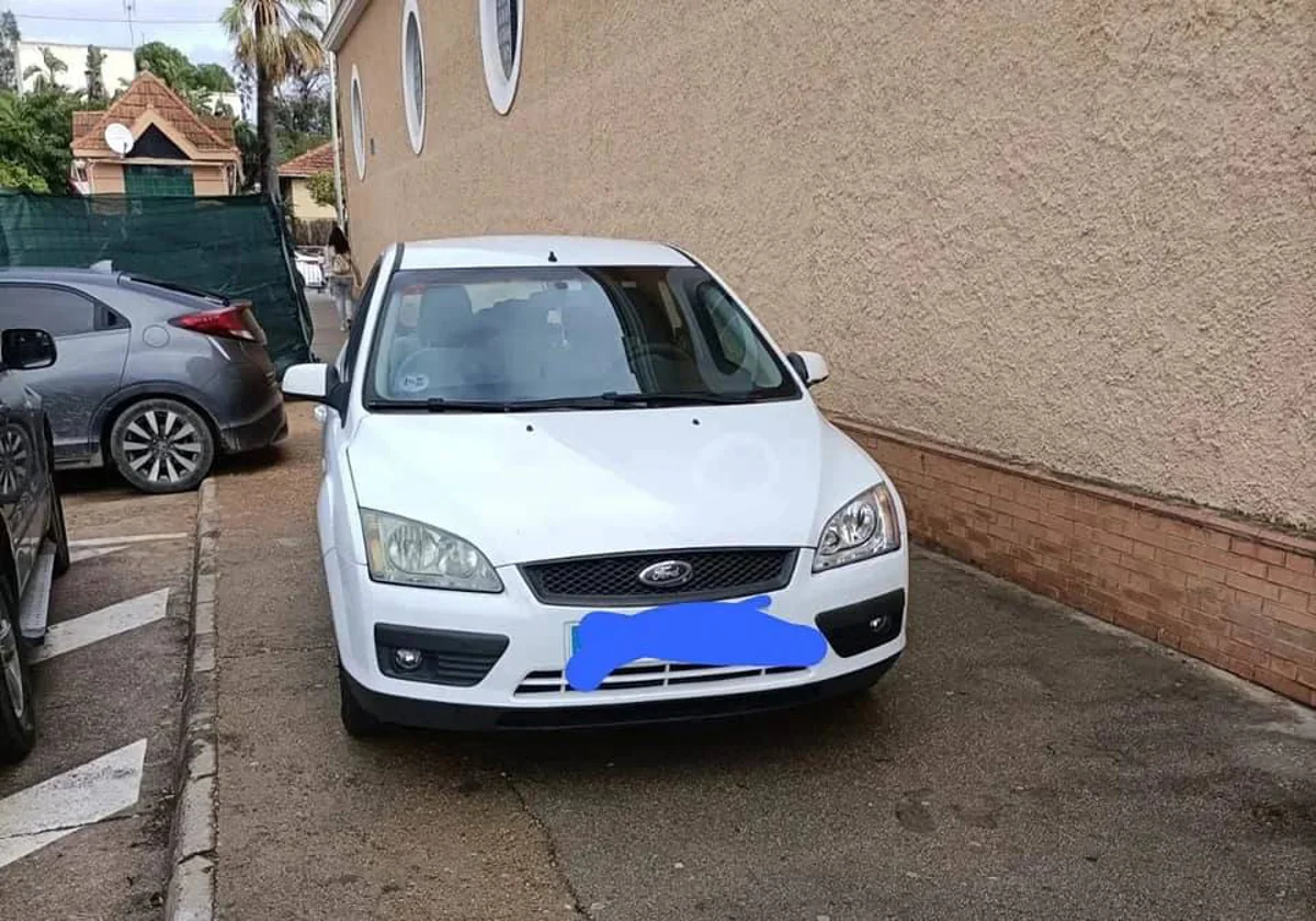 Un coche aparcado en la acera en el Barrio Obrero de Huelva