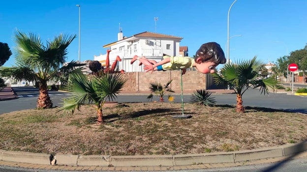 La figura de un niño 'pinchada' en una rotonda Mazagón