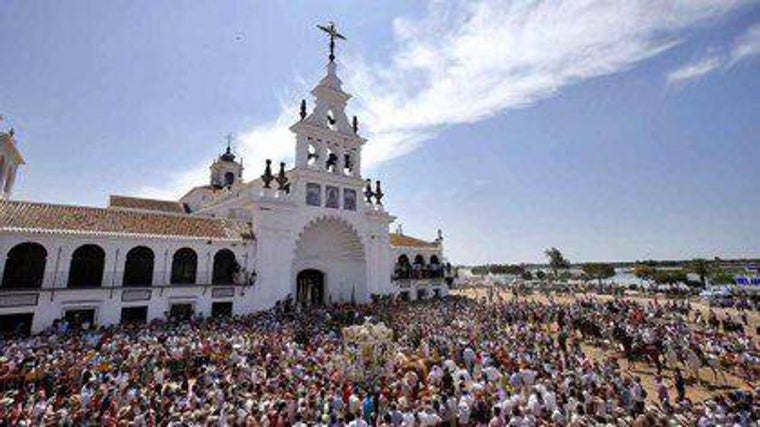 Multitud alrededor del santuario de El Rocío