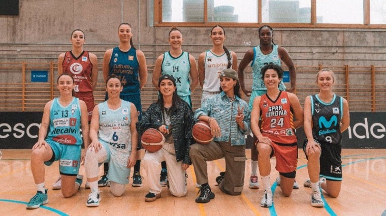 El dúo musical Marlena con varias jugadoras de la Liga Femenina Endesa durante el rodaje del videoclpi