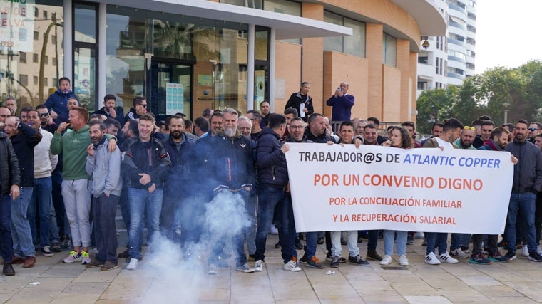 Protesta de los trabajadores de Atlantic Copper a las puertas de la FOE