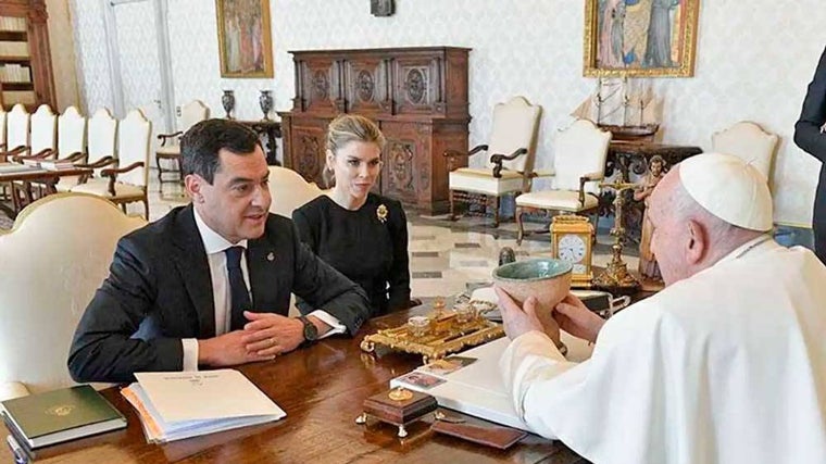 Juanma Moreno y su mujer, Manuela Villena, durante su audiencia de este jueves con el Papa Francisco