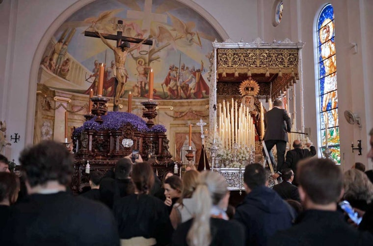 Interior de la iglesia de San Sebastián, con los titulares de Estudiantes