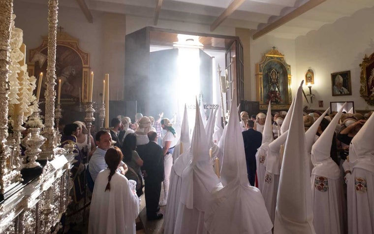 Ambiente de una cofradía onubense momentos antes de su salida