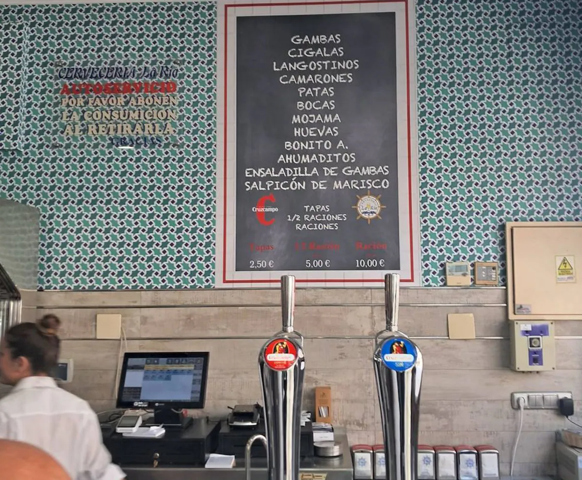 El tablón de precios en el interior de la cervecería La Ría
