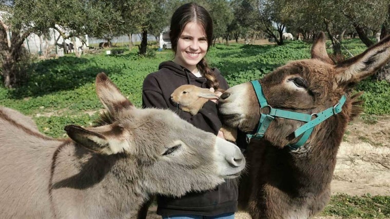 Voluntarias y visitantes a las instalaciones de 'El Burrito Feliz' y 'Mujeres por Doñana'