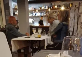 Pablo Comas cenando el viernes en un restaurante de Corrales junto a Fernando Iturbe