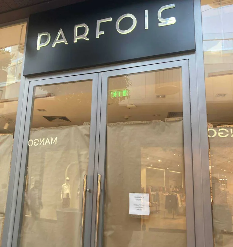 La tienda de Parfois con el cartel advirtiendo del cierre temporal por reformas