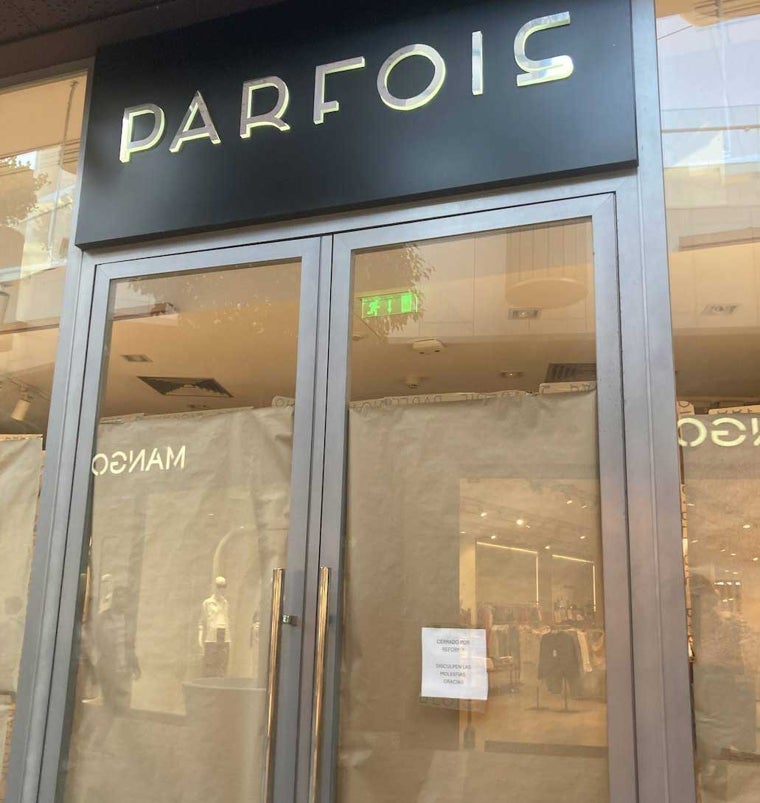 La tienda de Parfois con el cartel advirtiendo del cierre temporal por reformas