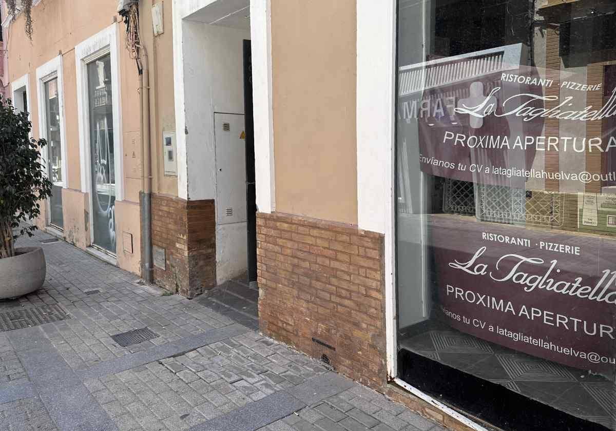 Cartel anunciando la próxima apertura de La Tagliatella