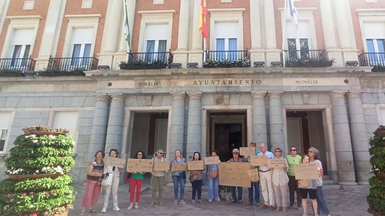 La plataforma protestando este miércoles a las puertas del Ayuntamiento