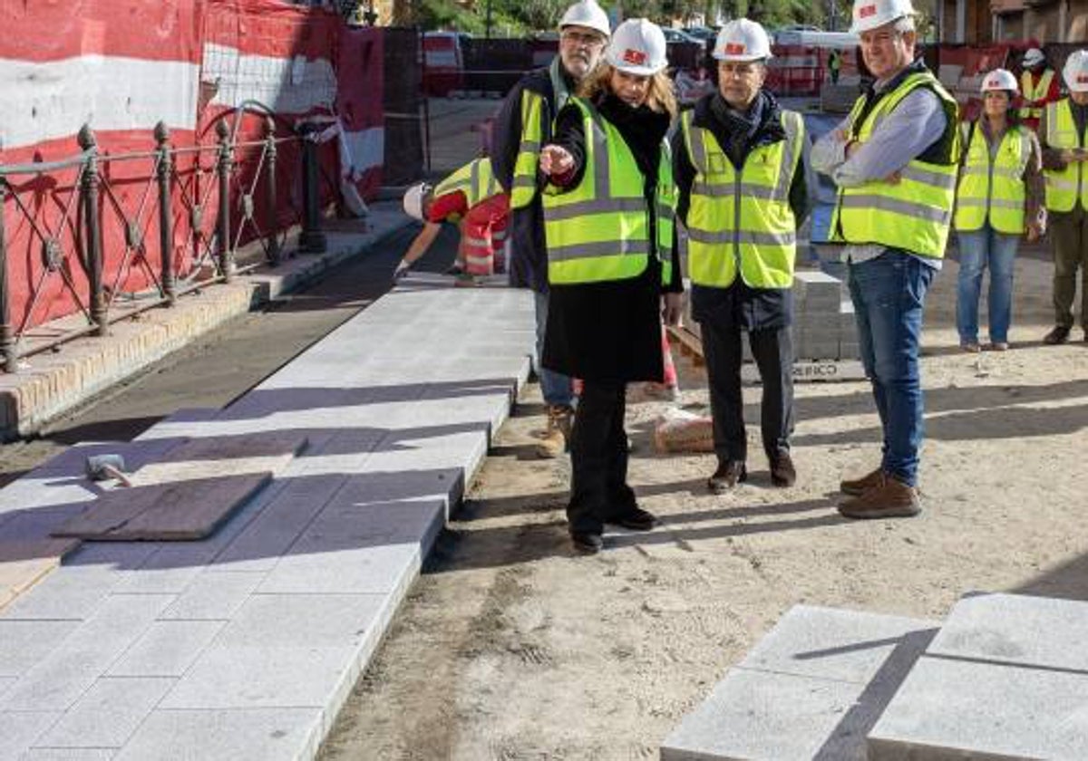 Pilar Miranda, alcaldesa de Huelva, en una visita a las obras de la Plaza de la Merced