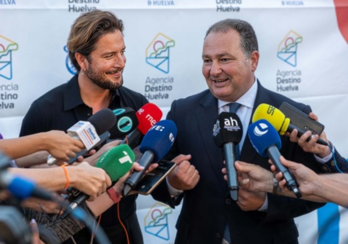 Manuel Carrasco con el presidente de la Diputación, David Toscano