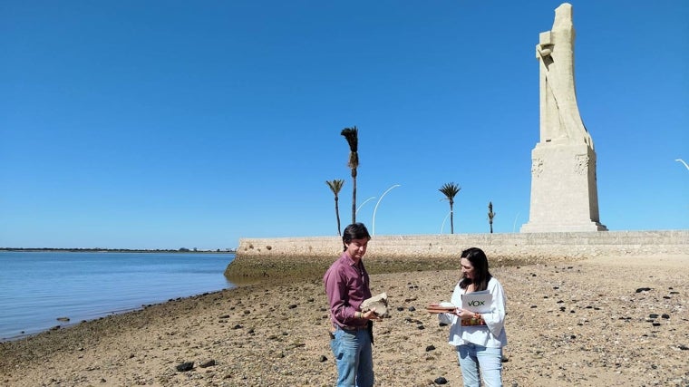 Wenceslao Font y María López en su visita a la playa de la Punta del Sebo