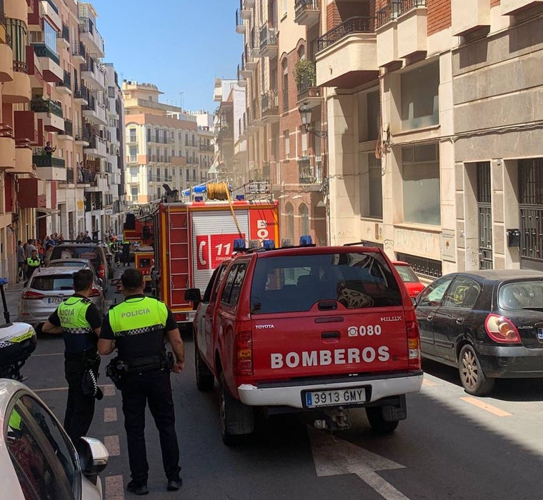 Los bomberos y policías han cortado hora y media el tráfico en la calle La Palma de Huelva capital