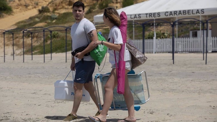 Dos personas paseando por la playa de Matalascañas