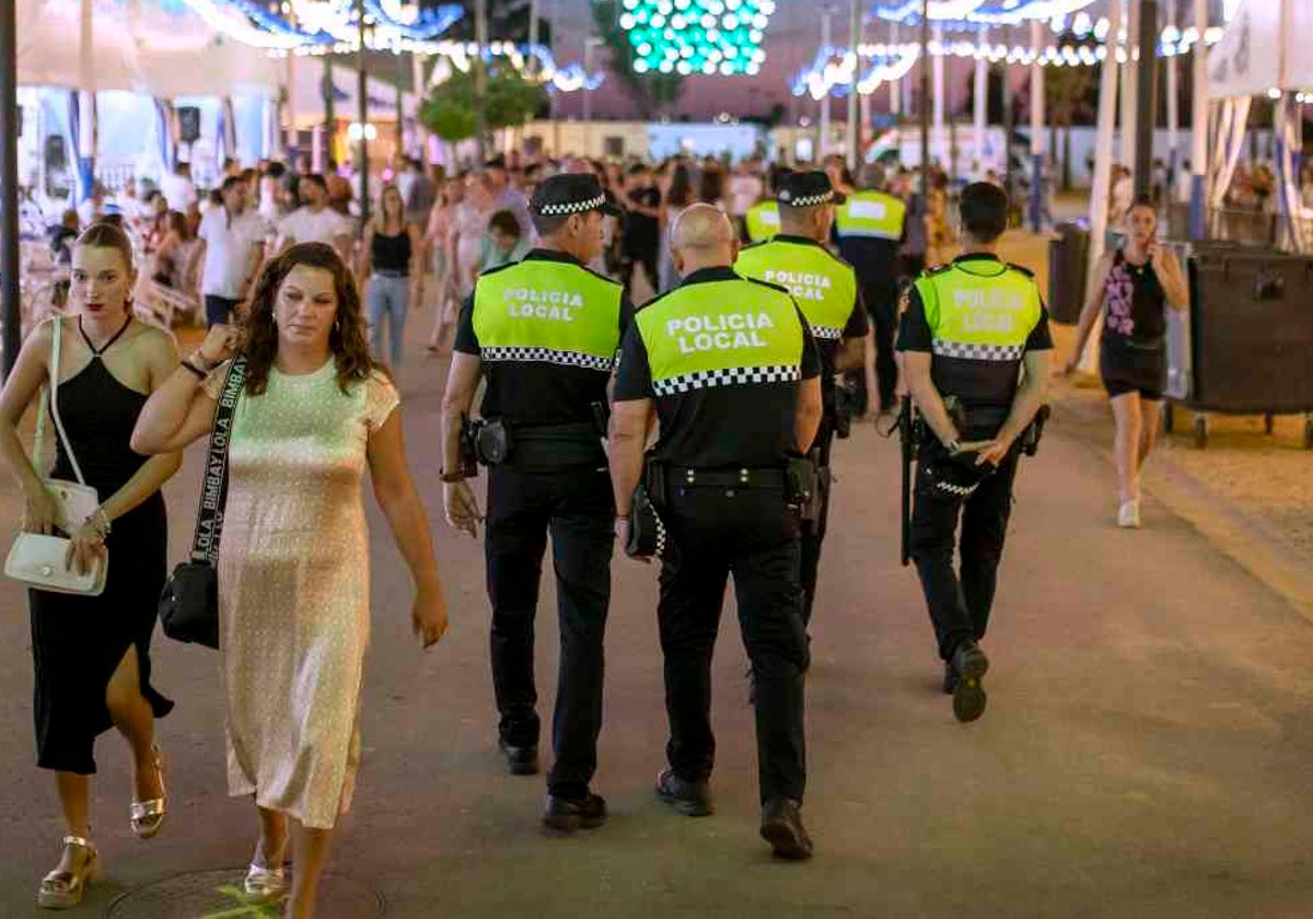 Policías locales patrullan el pasado jueves el recinto colombino