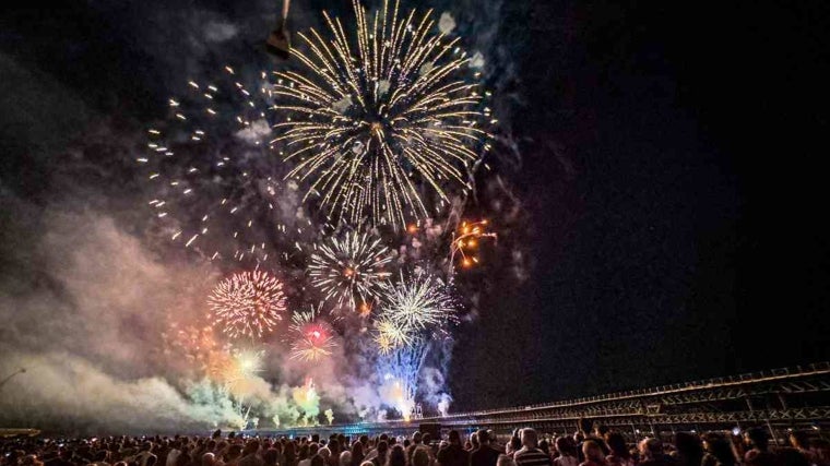 Los fuegos artificiales de las Colombinas sobre la ría de Huelva