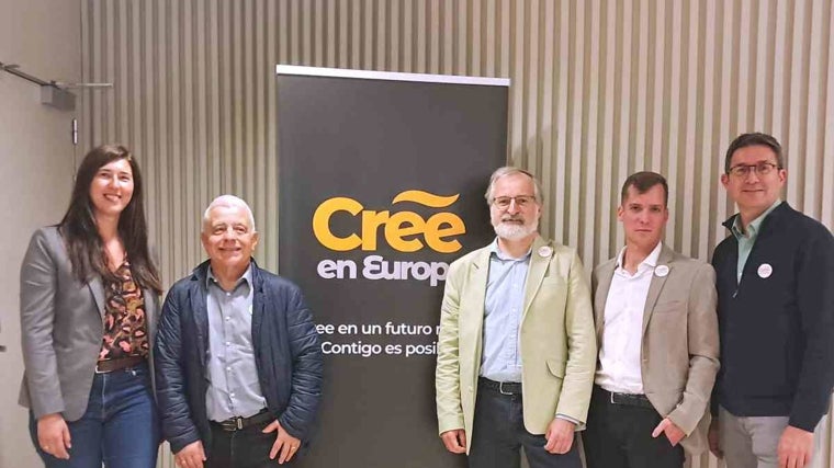 Pablo Gea (segundo por la dcha.), junto a compañeros de partido cuando aún 'creía'