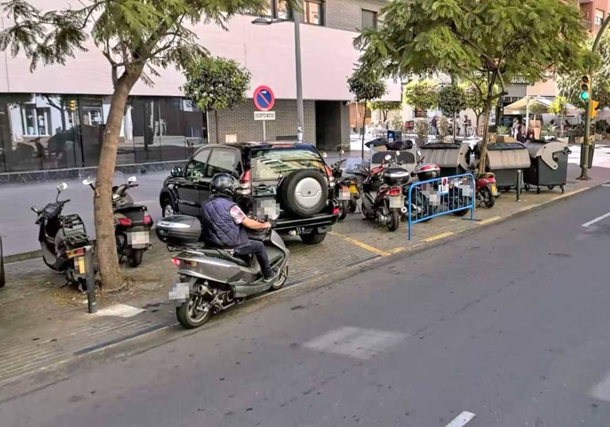 Un ejemplo de lo que se debe y no se debe hacer al aparcar la moto en zona ORA