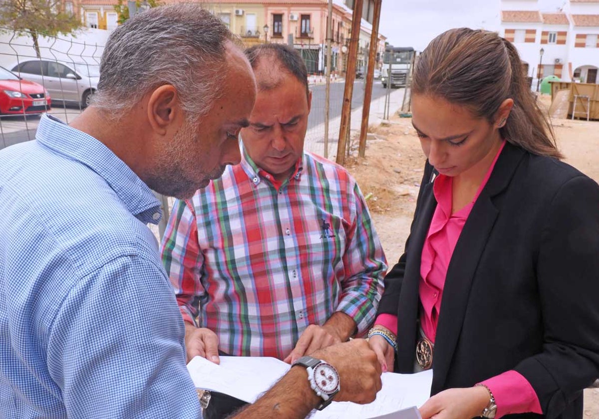 La nueva alcaldesa con el concejal Ricardo Bogado y un técnico del Ayuntamiento