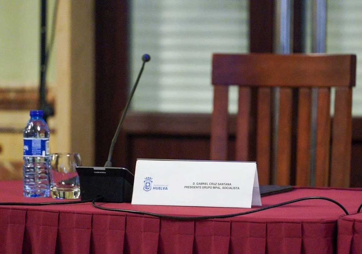 El asiento vacío de Gabriel Cruz en el pleno del Ayuntamiento de Huelva