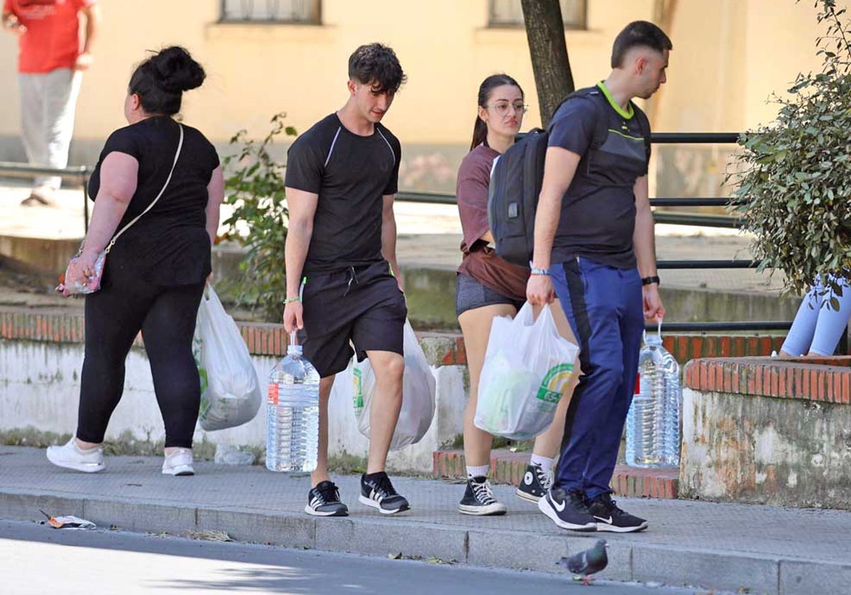 Jóvenes con garrafas, el lunes, en la barriada de Pérez Cubillas