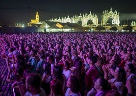 Público en el espacio de conciertos de las Fiestas Colombinas