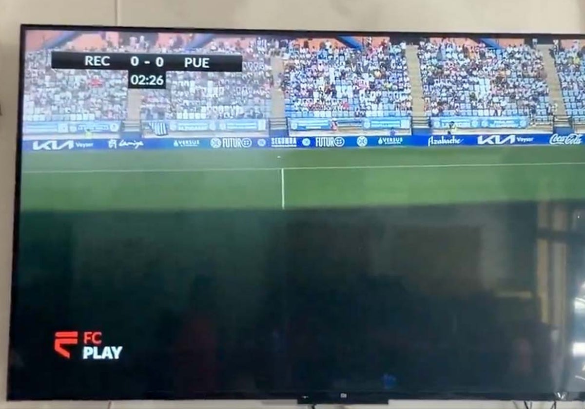 Uno de los planos ofrecidos del partido, donde no aparecen ni la pelota ni los jugadores