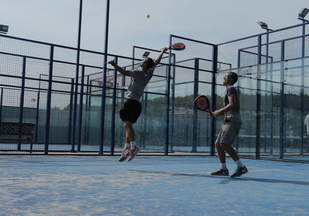 Imagen de archivo de dos personas jugando al pádel, el deporte que recomiendan los médicos para vivir mejor