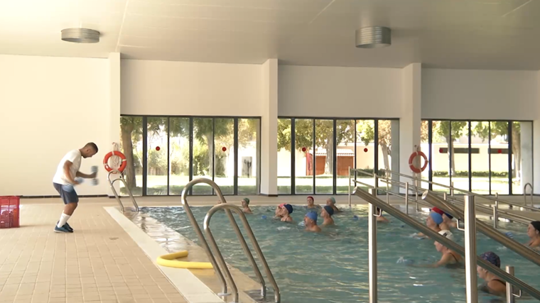 Monitor y alumnos de aquagym en la piscina municipal de Lora del Río (Sevilla)