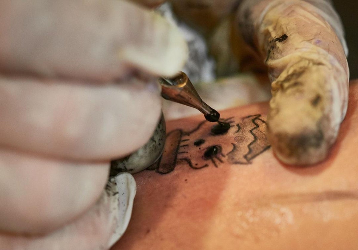 Imagen de archivo de una persona haciéndose un tatuaje