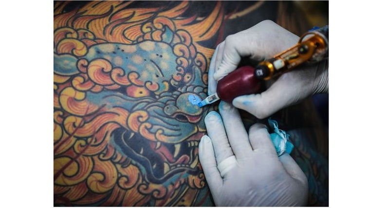 Imagen de archivo de una persona haciéndose un tatuaje de color