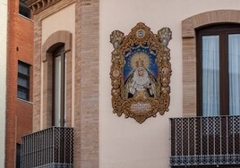 La Virgen de la Amargura ya preside el inicio de la calle Periodista Luca de Tena