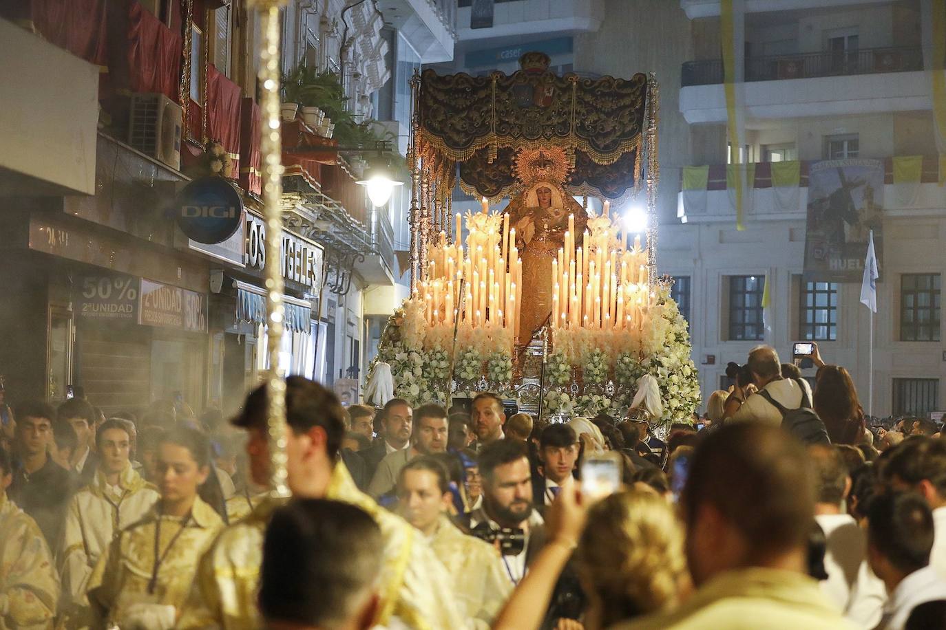 La coronación de la Virgen de la Amargura de Huelva, en imágenes