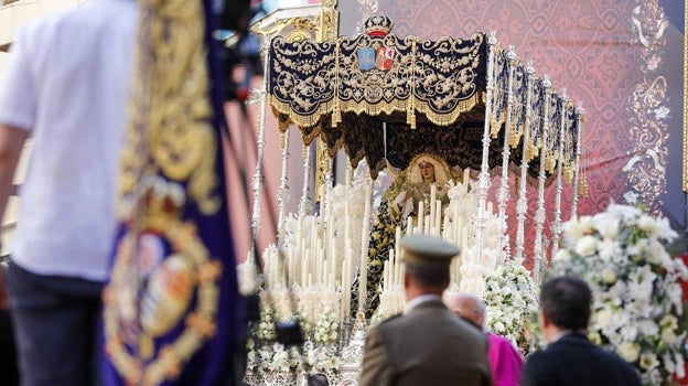 El palio de la Virgen de la Amargura, este sábado en su altar en la Placeta