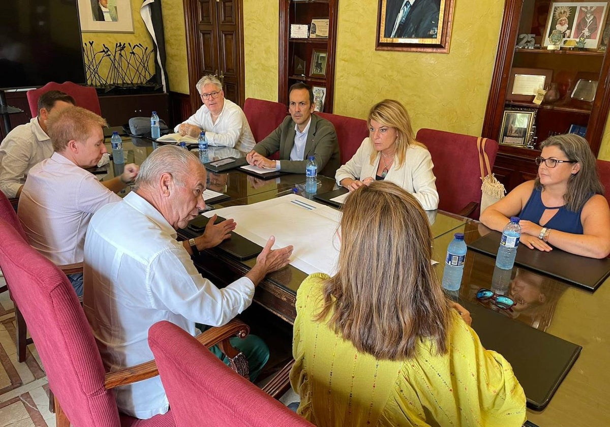 La reunión del Ayuntamiento de Huelva con el Consejo de Hermandades y Cofradías