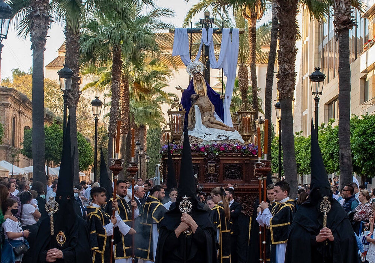 La Virgen de las Angustias, en procesión por el paseo Santa Fe