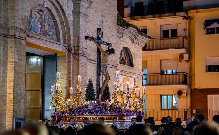 Imagen principal - La Hermandad de los Estudiantes regresó a sus orígenes con un histórico Vía Crucis