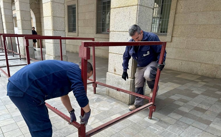 Imagen principal - Los trabajos para el montaje de los palcos de la carrera oficial han comenzado en la mañana de este miércoles