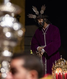 Imagen secundaria 2 - El Vía Crucis se realizó por las calles de Pérez Cubillas con motivo del 25 aniversario de la llegada y bendición del Señor de la Sentencia