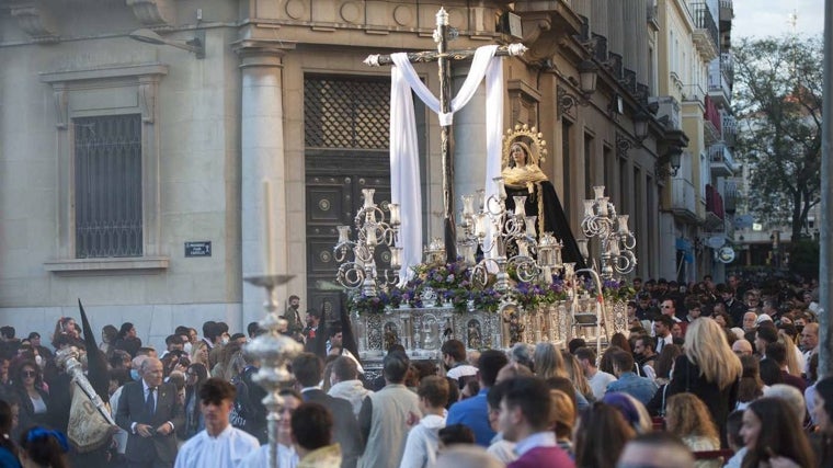 Salida del paso de Nuestra Madre de la Consolación y Correa en sus Dolores